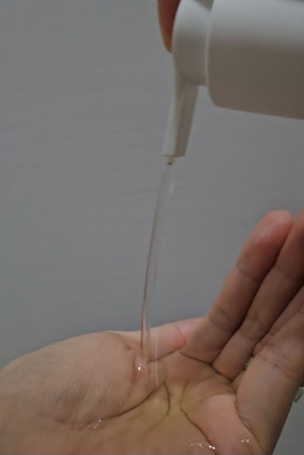 Beauty of Joseon ginseng cleansing oil falling into a palm in a thin unbroken thread