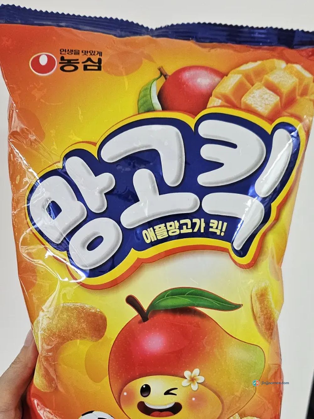 Nongshim Mango Kick bag, front, showing 0.46% mango puree printed on the pack
