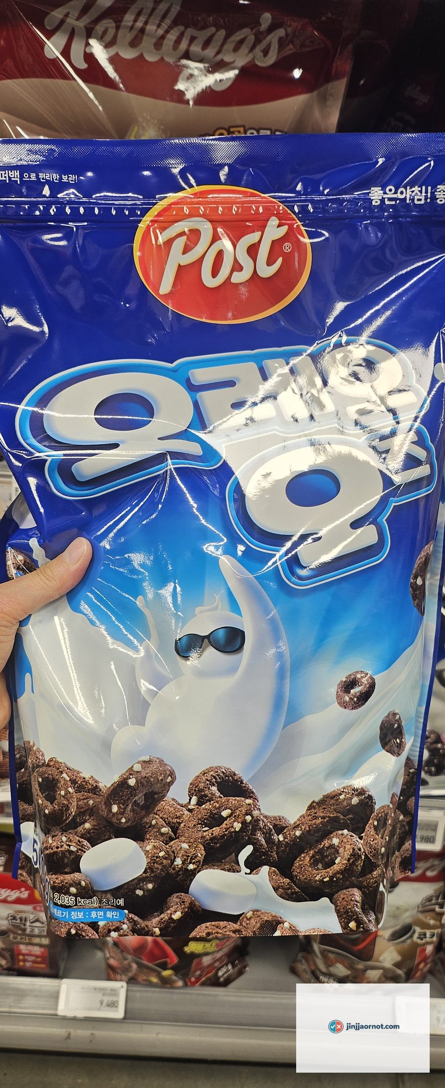 A 500g bag of Korean Post Oreo O's cereal held up in a Korean supermarket aisle