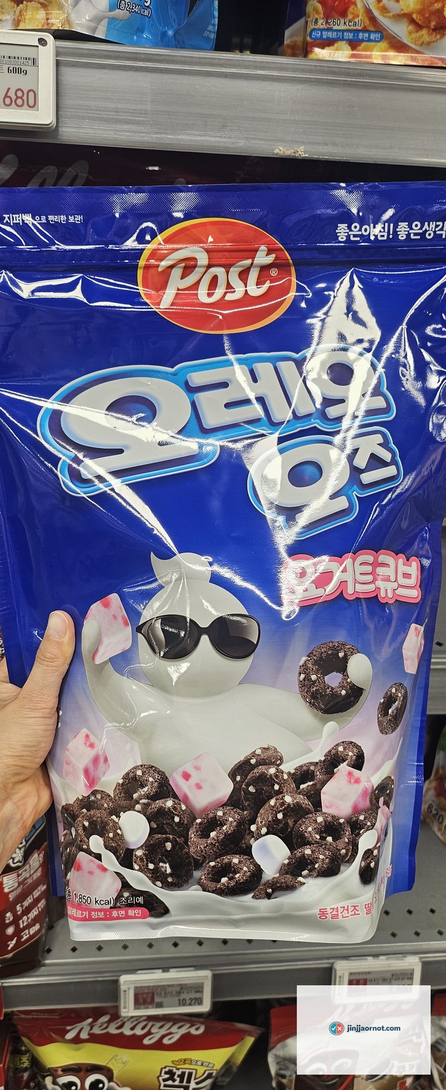 Korean Oreo O's Yogurt Cube edition bag with freeze-dried strawberry yogurt pieces on the package