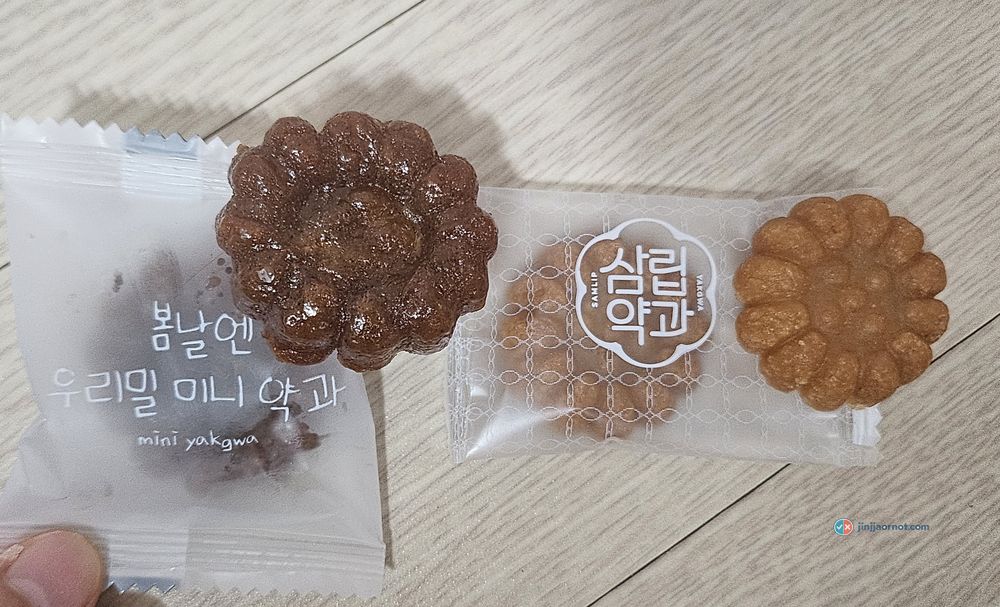 A dark Bomnalen mini yakgwa next to a pale golden Samlip mini yakgwa, showing the colour difference from Korean grain powders
